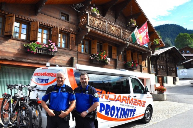Les sergents Gonzague Capraro et Thierry Gertsch sur la Place du Tilleul au Sépey.
